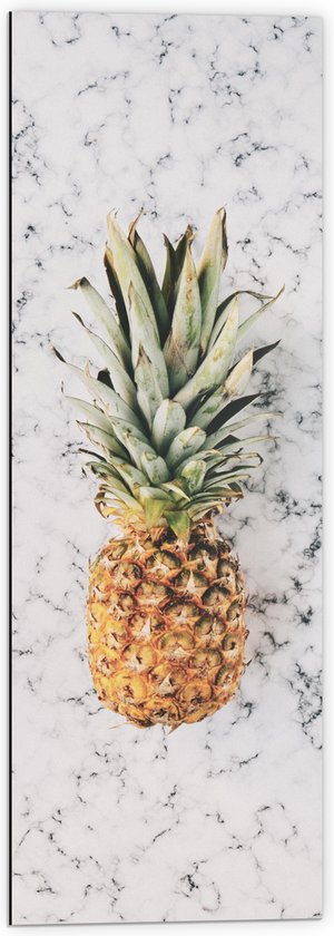 Dibond - Ananas op Marmeren Achtergrond - 40x120 cm Foto op Aluminium (Wanddecoratie van metaal)