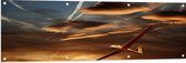 Tuinposter – Wit Zweefvliegtuig Vliegend tijdens Zonsondergang - 150x50 cm Foto op Tuinposter (wanddecoratie voor buiten en binnen)