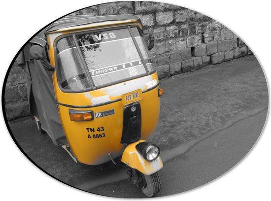 Dibond Ovaal - (Deels) Gele Tuktuk Geparkeerd op Stoep (Zwart- wit) - 28x21 cm Foto op Ovaal (Met Ophangsysteem)