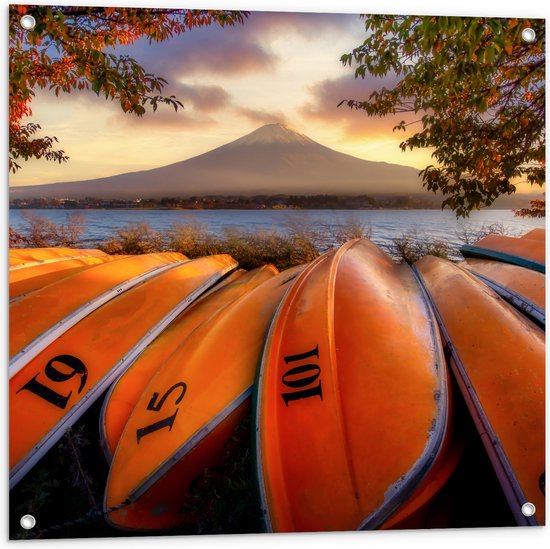 Tuinposter – Gele Genummerde Kano's langs Meer bij Bergen - 80x80 cm Foto op Tuinposter (wanddecoratie voor buiten en binnen)