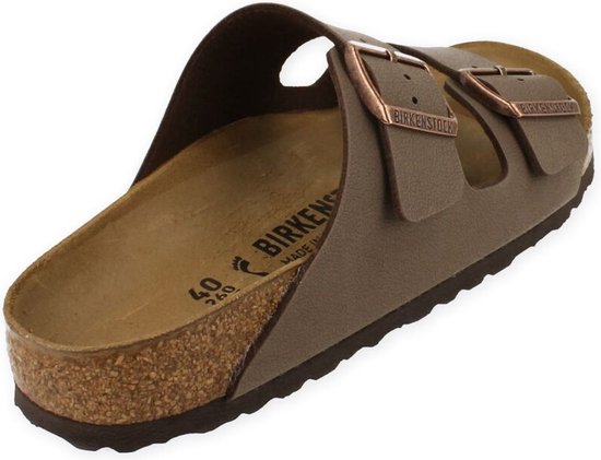 Bruine Birkenstock Arizona slipper, zicht op de binnenkant met maat 40 en het merk.