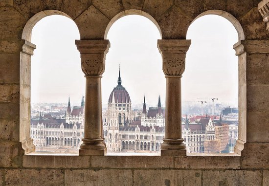 Fotobehang - Vlies Behang - 3D Uitzicht op Parlementsgebouw in Boedapest door de Pilaren - 312 x 219 cm