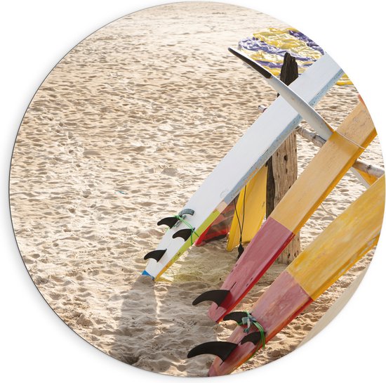Dibond Muurcirkel - Surfborden bij Tentje op het Strand - 90x90 cm Foto op Aluminium Muurcirkel (met ophangsysteem)