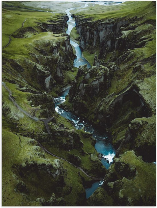 Poster Glanzend – Bergen - Rivier - Water - Gras - Groen - 30x40 cm Foto op Posterpapier met Glanzende Afwerking