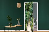 Deurposter - Jungle - Palmboom - Brug - Natuur - Deursticker - Slaapkamer - Badkamer - Sticker zelfklevend - Fotobehang deur - Deur decoratie - 75x205 cm - Toilet - Woonkamer