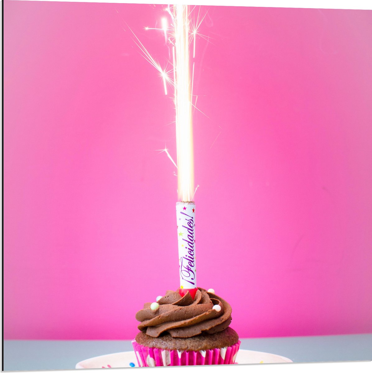 Dibond - Verjaardagscupcake met Chocolade Topping en Fontein - 80x80 cm Foto op Aluminium