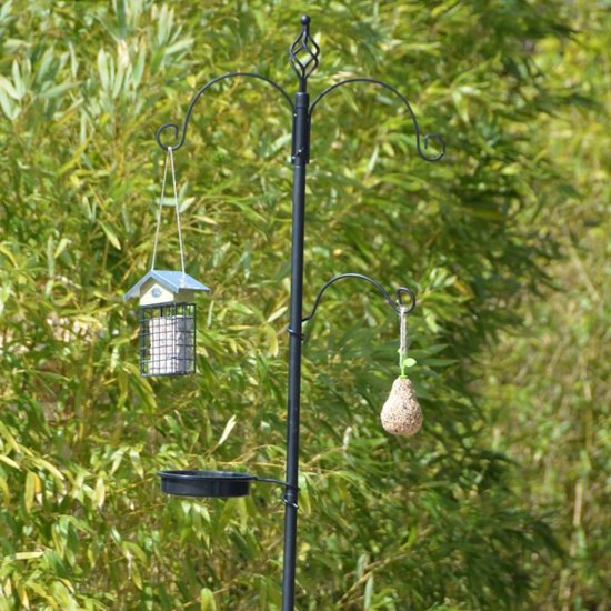 Zwart metalen vogelvoederstation met twee haken voor voederhuisjes, een voederbal en een voederbakje.