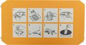 Een oranje verpakking met 8 stappenplannen voor het gebruik van een insectenval, afgebeeld in zwarte lijnen.