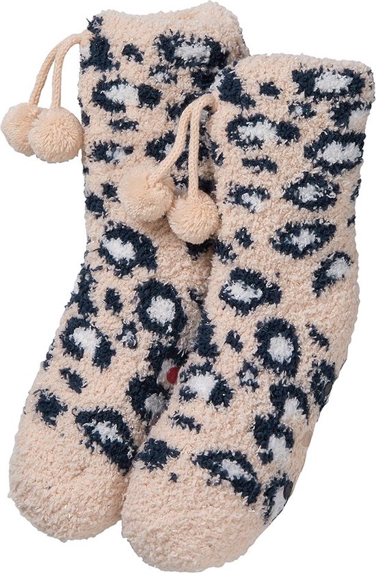 Lichtroze cosy sokken met donkerblauwe panterprint en twee pompons aan de bovenkant.