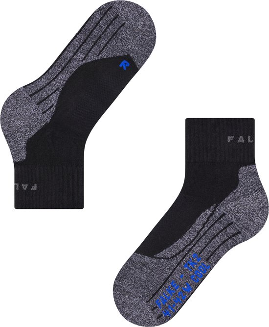 Chaussettes de randonnée noires avec accents gris et amorti sur la semelle. Logo 'R' sur la chaussette gauche.