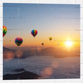 Muursticker - Luchtballonnen Zwevend bij Bergtoppen boven het Wolkendek - 50x50 cm Foto op Muursticker