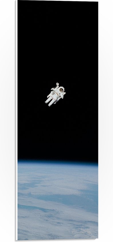 PVC Schuimplaat - Astronaut Vliegend in Heelal Rondom Aarde - 20x60 cm Foto op PVC Schuimplaat (Met Ophangsysteem)