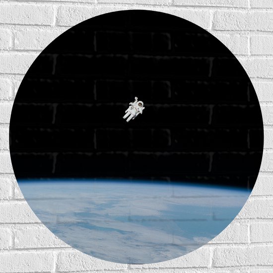 Muursticker Cirkel - Astronaut Vliegend in Heelal Rondom Aarde - 80x80 cm Foto op Muursticker