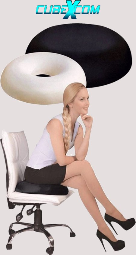 Een blonde vrouw in een zwarte rok en witte top zit op een witte bureaustoel met een zwart rond zitkussen.