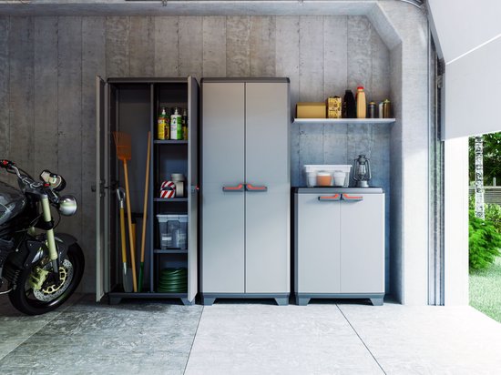 Grijze opbergkasten in een garage met een motorfiets, bezems en gereedschap.