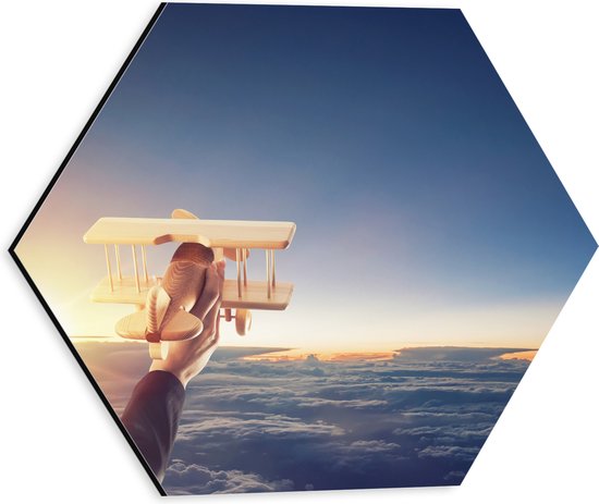 Dibond Hexagon - Zweefvliegtuig in Hand boven de Wolken bij de Felle Zon - 30x26.1 cm Foto op Hexagon (Met Ophangsysteem)