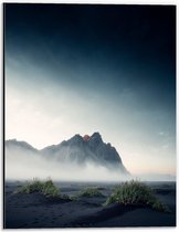 Dibond - Landschap - Berg - Steen - Gras - Mist - Donker - 30x40 cm Foto op Aluminium (Met Ophangsysteem)