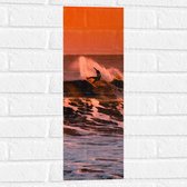 Muursticker - Zee - Water - Persoon - Surfen - Surfplank - Hobby - Golven - 20x60 cm Foto op Muursticker