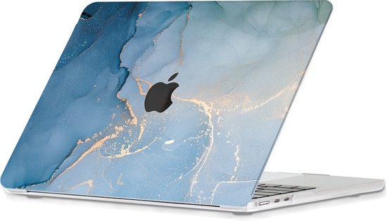 MacBook met blauwe marmeren hoes met gouden accenten en zwart Apple logo.