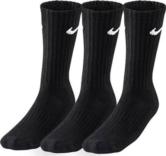 Drie zwarte sportsokken met witte Nike 'swoosh' logo's, op een witte achtergrond.
