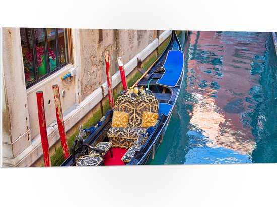 PVC Schuimplaat - Blauwe Gondel met Rode en Gouden Details op de Smalle Wateren van Venetië - 100x50 cm Foto op PVC Schuimplaat (Met Ophangsysteem)