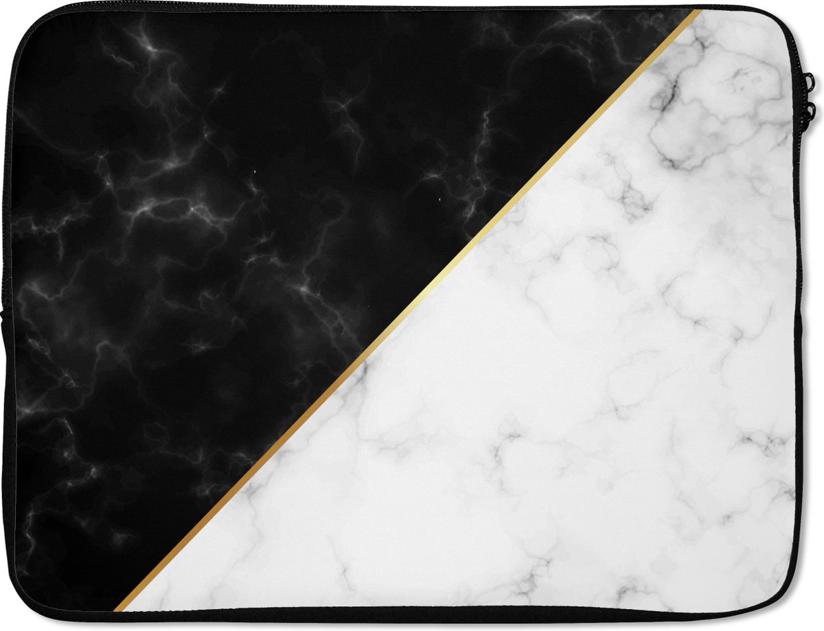 Laptophoes 17 inch - Marmer print - Wit - Zwart - Goud - Laptop sleeve - Binnenmaat 41x28 cm - Zwarte achterkant