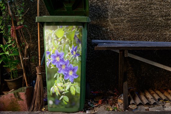 Groene kliko met een sticker van paarse clematisbloemen en groene bladeren.