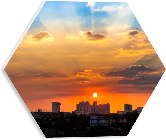 PVC Schuimplaat Hexagon - Prachtige Zonsopkomst over de Gebouwen in de Stad - 30x26.1 cm Foto op Hexagon (Met Ophangsysteem)