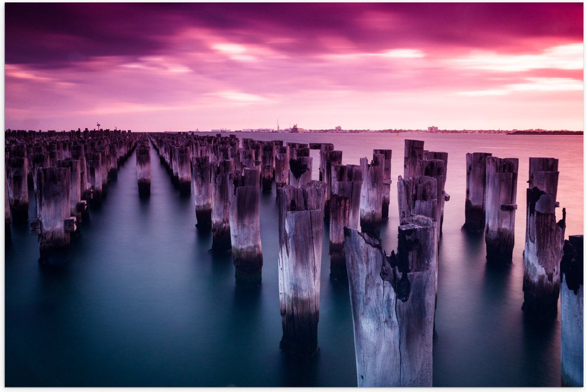 Poster Glanzend – Palen - Water - Hout - Zee - Kleuren - 75x50 cm Foto op Posterpapier met