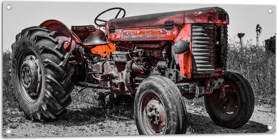 Tuinposter – Oude Verroeste Zwart-witte Tractor in het Weiland met Rode Details - 100x50 cm Foto op Tuinposter (wanddecoratie voor buiten en binnen)
