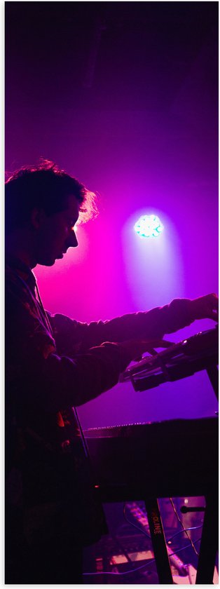 Poster Glanzend – Pianist op Podium in de Paarse Lampen - 20x60 cm Foto op Posterpapier met Glanzende Afwerking