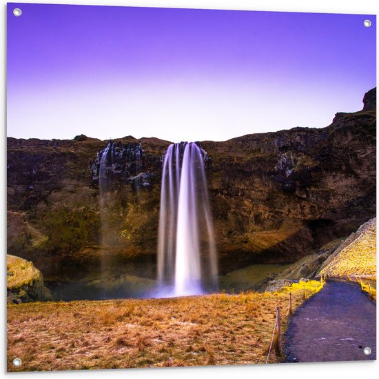 Tuinposter – Pad langs Rotsen met Watervallen - 100x100 cm Foto op Tuinposter (wanddecoratie voor buiten en binnen)