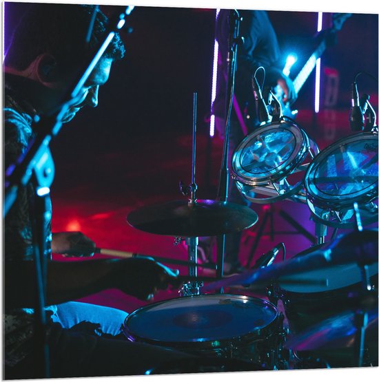Acrylglas - Drummer op het Podium bij Paarse Lampen - 100x100 cm Foto op Acrylglas (Met Ophangsysteem)