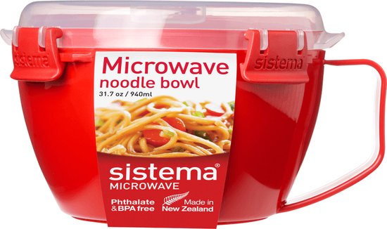 Bol à nouilles rouge Sistema pour micro-ondes avec couvercle transparent et clips rouges. Étiquette avec nouilles, volume et le texte 'Microwave noodle bowl'.