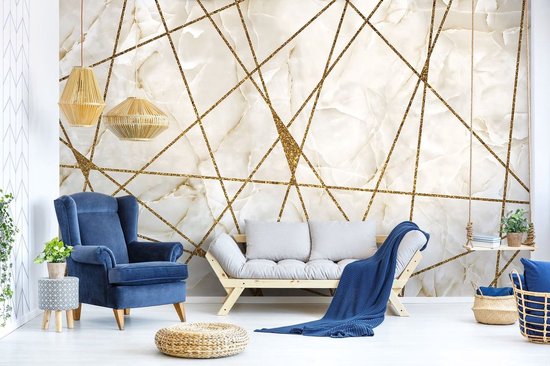 Fotobehang met wit marmer en glinsterende gouden lijnen in een geometrisch patroon in een modern interieur.