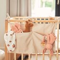 Lichtbeige corduroy boxopberger met perzikkleurige knuffels en een bijtring.