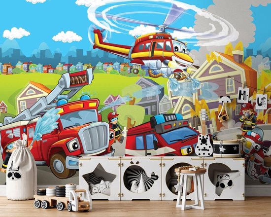 Een vrolijke brandweerprint met een brandweerwagen, helikopter en brandweerlieden, bij een brandend huis.