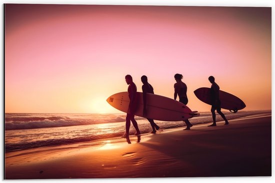 Dibond - Groep Surfers op Weg naar de Zee tijdens Zonsondergang - 60x40 cm Foto op Aluminium (Met Ophangsysteem)
