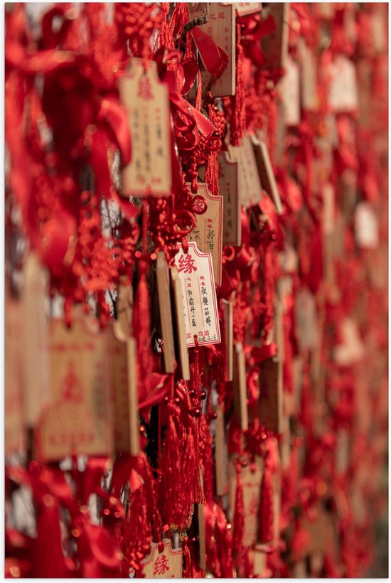 Poster Glanzend – Rode Sleutelhangers met Chinese Tekens aan een Muur - 50x75 cm Foto op Posterpapier met Glanzende Afwerking