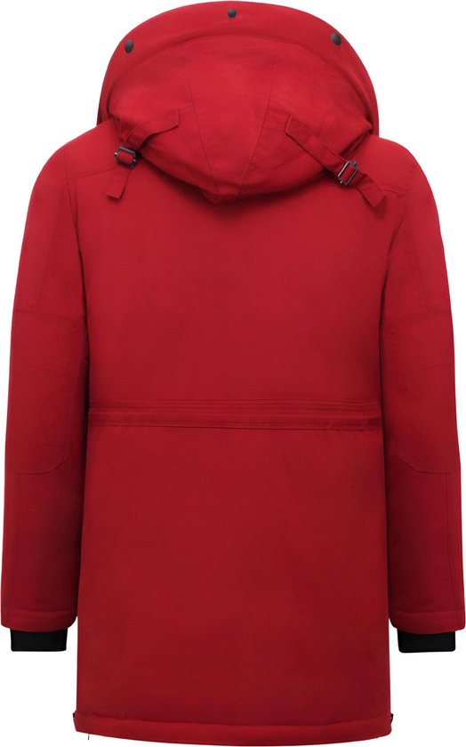 Achterkant van rode parka met capuchon en verstelbare gespen.