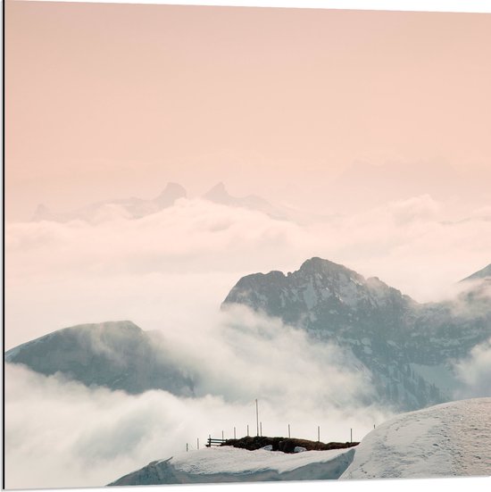 Dibond - Bergen - Sneeuw - Wolken - Wit - 80x80 cm Foto op Aluminium (Met Ophangsysteem)