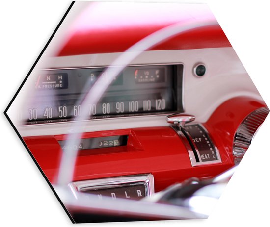 Dibond Hexagon - Radio in Rode Auto bij Wit Stuur - 30x26.1 cm Foto op Hexagon (Met Ophangsysteem)