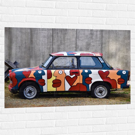 Muursticker - Versierde Auto met Kleurrijke Gezichten - 120x80 cm Foto op Muursticker