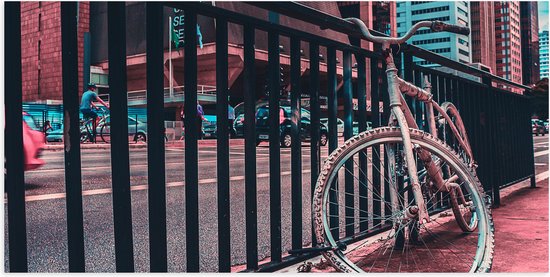 Poster (Mat) - Verbogen Fiets Geparkeerd tegen Reling in Drukke Stad - 100x50 cm Foto op Posterpapier met een Matte look