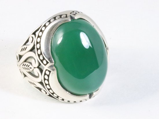 Zware bewerkte zilveren ring met jade - maat 18.5