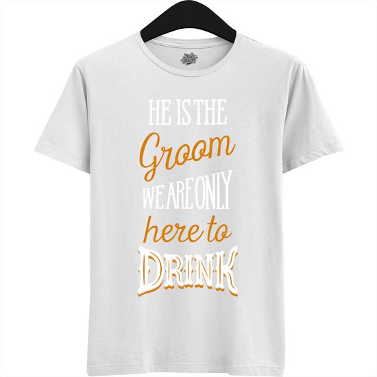 He Is The Groom | Vrijgezellenfeest Cadeau Man - Groom To Be Bachelor Party - Grappig Bruiloft En Bruidegom Bier Shirt - T-Shirt - Unisex - Wit - Maat 4XL