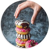 Dibond Muurcirkel - Donuts - Gestapeld - Sprinkels - Hand - Kleurrijk - 60x60 cm Foto op Aluminium Muurcirkel (met ophangsysteem)