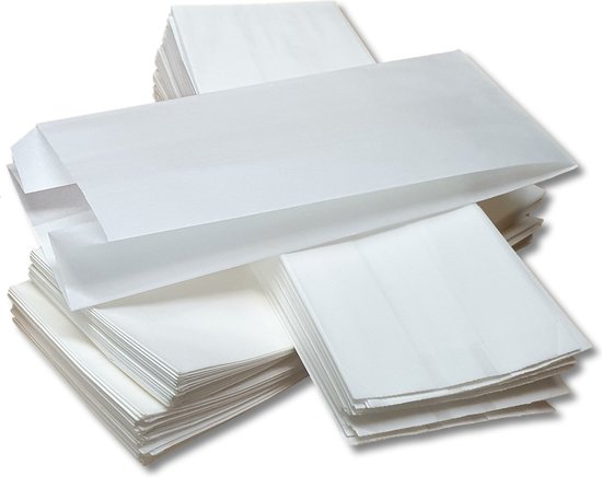 Twee stapels witte papieren zakjes, sommige open, op een witte achtergrond.