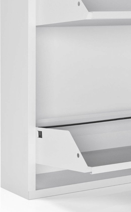 Detail van een witte schoenenkast met de onderste klep open, interieur zichtbaar.