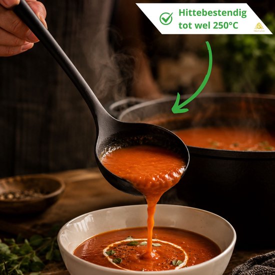 Zwarte soeplepel schept dampende tomatensoep uit een pan, hittebestendig tot 250°C.